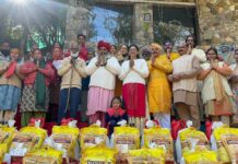 भगवान शंकर आश्रम द्वारा नववर्ष के उपलक्ष्य में 21 परिवारों को राशन बाँटा