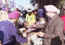 गुरुद्वारा श्री गुरु सिंह सभा कंकरखेड़ा ने लगाया चाय, बिस्कुट का लंगर