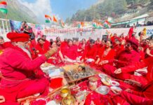 गंगा की पवित्र जल लहरियों पर तैरते उतराते मंत्रों से गूंजी घाटी